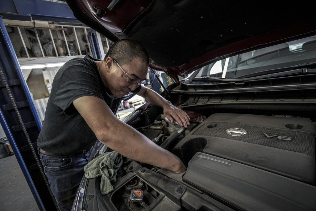 Work auto repair, oil change, oil, auto, car wallpapers, shop, repair, work, motor, service, person, automobile, fix, maintenance, vehicle, engine, automotive, change, garage, mechanic, man, car, worker, gray work, gray shopping, gray change, gray shop, gray garage, gray service